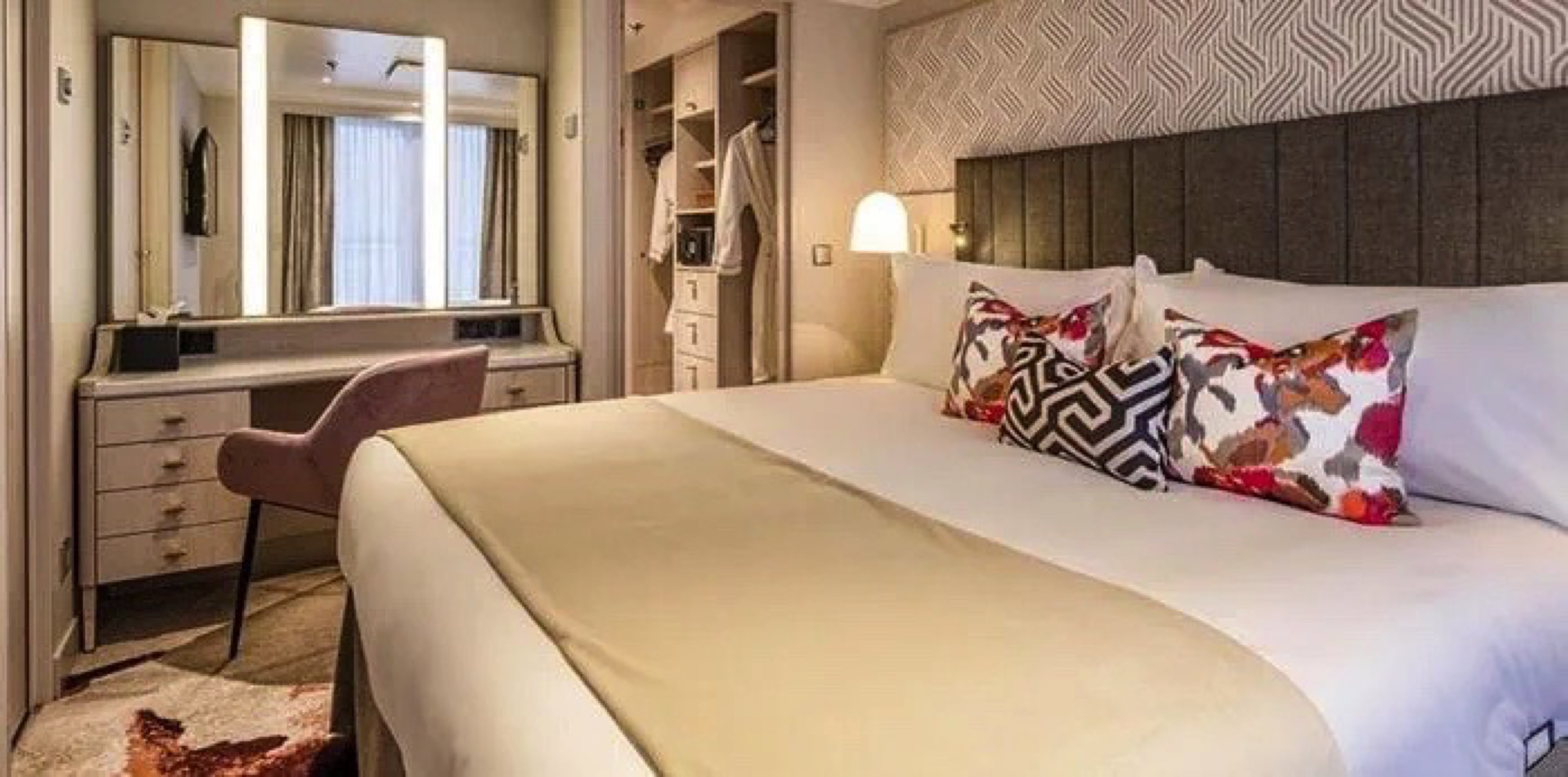 Mid Ship Suite with Balcony